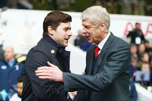 Arsene Wenger (phải) và Mauricio Pochettino xem ra khó thân thiện trong lần gặp nhau này. Ảnh: Getty Images 