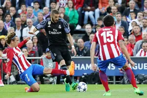 Real (đen) hạ quyết tâm lớn vượt qua Atletico. Ảnh: Getty Images