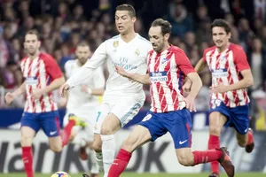 Real (trắng) chia điểm với Atletico. Ảnh: Getty Images