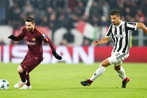 Messi (trái) vào sân hiệp hai vẫn không thể giúp Barca chiến thắng. Ảnh: Getty Images 