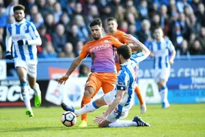 Sergio Aguero (trái) và Man.City từng bế tắc tại Huddersfield Town ở mùa qua. Ảnh: Getty Images 