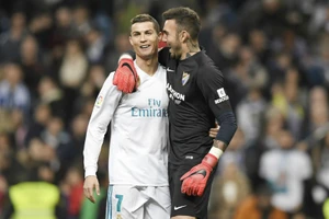 Thủ thành Roberto (phải, Malaga) “chia vui” với Cristiano Ronaldo sau trận đấu. Ảnh: Getty Images