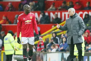 HLV Jose Mourinho đối mặt nguy cơ mất Romelu Lukaku 3 trận. HLV Pep Guardiola phấn khích ăn mừng chiến thắng. Ảnh: Getty Images 