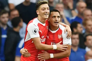 Alexis Sanchez (phải) và Mesut Oezil sẽ không rời trong tháng Giêng. Ảnh: Getty Images 