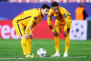 Messi (trái) thừa nhận không Neymar thì Barca phòng ngự tốt hơn. Ảnh: Getty Images