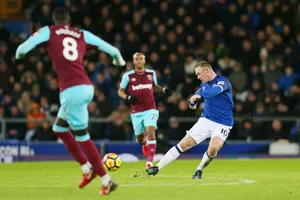 Khoảng khắc lập siêu phẩm của Wayne Rooney. Ảnh: Getty Images 