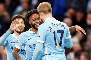 Sau David Silva (trái), thì Raheem Sterling và Kevin de Bruyne sẽ là ưu tiên gia hạn. Ảnh: Getty Images 