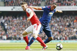 Arsenal (trái) và Man.United sẽ quyết đấu để duy trì cơ hội của chính mình. Ảnh: Getty Images 