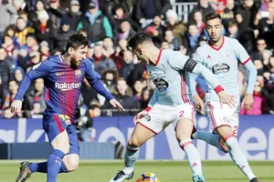 Messi (đỏ xanh) ghi bàn, Barca vẫn chia điểm. Ảnh: Getty Images.