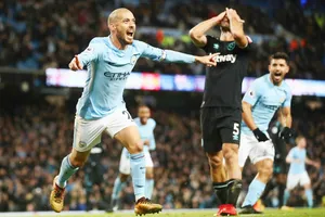 Đến lượt David Silva sắm vai người hùng với bàn thắng muộn. Ảnh: Getty Images 