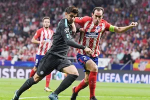 Atletico (đỏ trắng) sẽ gặp vất vả trước Chelsea. Ảnh: Getty Images