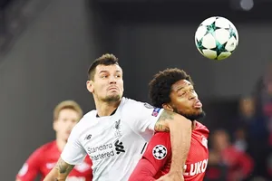Hàng thủ Liverpool (trắng) lại gây lo âu khi đối đầu Spartak Moscow. Ảnh: Getty Images