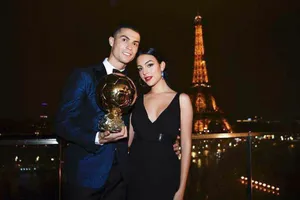 Cristiano Ronaldo mừng Quả bóng vàng 2017 bên cạnh bạn gái Georgina Rodriguez. Ảnh: Getty Images 