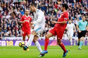 Ronaldo (trắng) có màn trình diễn chói sáng trước Sevilla. Ảnh: Getty Images