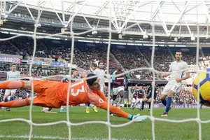 Thibaut Courtois bất lực cứu thua trước West Ham. Ảnh: Getty Images 