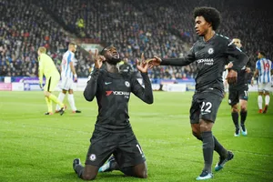Tiemoue Bakayoko (trái) giải tỏa tâm lý sau bàn thắng mở tỷ số cho Chelsea. Ảnh: Getty Images 