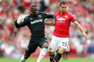 Henrikh Mkhitaryan (phải) phải đã tự kết thúc tương lai ở Man.United. Ảnh: Getty Images 