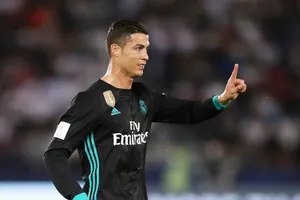 Ronaldo bực tức khi CĐV gọi tên Messi. Ảnh: Getty Images
