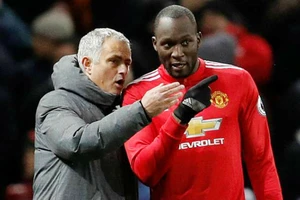 HLV Jose Mourinho (trái) tin rằng Romelu Lukaku sẽ là số 9 hàng đầu thế giới nếu nhận được sự hỗ trợ tốt nhất. Ảnh: Getty Images