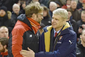 HLV Arsene Wenger (phải) liệu sẽ lần đầu giành điểm trước Jurgen Klopp? Ảnh: Getty Images
