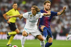 Real (trắng) quyết giành chiến thắng ở trận trận El Clasico quan trọng này. Ảnh: Getty Images