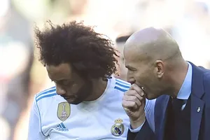 Marcelo (trái) nguyện bảo vệ Zidane cho đến chết. Ảnh Getty Images.