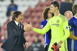 Thủ thành Thibaut Courtois (trái) tin tưởng anh và đồng đội sẽ mang lại niềm vui cho HLV Antonio Conte. Ảnh: Getty Images 