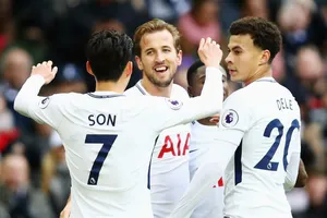 Harry Kane hạnh phúc giữa sự chúc mừng của các đồng đội. Ảnh: Getty Images 