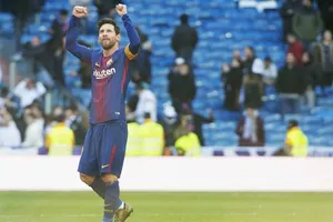 Đi bộ, Messi vẫn rất lợi hại. Ảnh Getty Images.