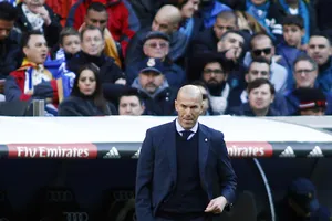 Tương lai Zidane được đảm bảo, Benzema (trắng) thì không. Ảnh: Getty Images