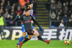 Alexis Sanchez tảo sáng để mang quà mừng cho HLV Arsene Wenger. Ảnh: Getty Images 