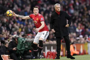 Jose Mourinho (phải) sẽ tiếp tục không mua cầu thủ trong tháng tới? Ảnh: Getty Images 