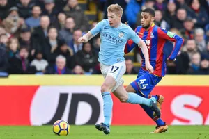 Kevin de Bruyne (trái, Man.City) nỗ lực bất thành trước khi bị chấn thương nặng. Ảnh: Getty Images 