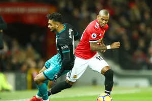 Không có kinh nghiệm của Ashley Young (phải) lúc này là thiệt thòi lớn với Man.United. Ảnh: Getty Images 