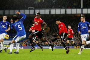 Jesse Lingard tung cú sút ấn định chiến thắng cho Man.United. Ảnh: Getty Images 