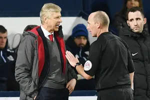 HLV Arsene Wenger phản đối trọng tài Mike Dean, và giờ tiếp tục công kích Anthony Taylor. Ảnh: Getty Images 