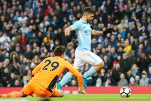 Sergio Aguero vượt qua thủ thành của Burnley để ghi bàn cho Man.City. Ảnh: Getty Images 