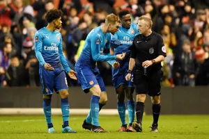 Cầu thủ Arsenal phản đối quyết định thổi phạt đền của trọng tài, nhưng Arsene Wenger tin Arsenal “tự thua”. Ảnh: Getty Images 