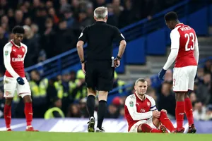 Jack Wilshere (ngồi) tiếp tục đối mặt với ác mộng chấn thương. Ảnh: Getty Images 