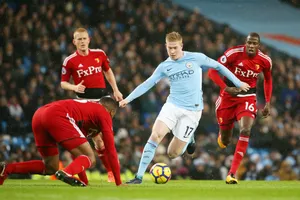 Kevin de Bruyne (giữa) đang chơi mùa giải tuyệt vời nhất của sự nghiệp. Ảnh: Getty Images 
