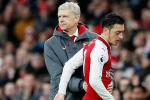 Arsene Wenger tự tin có thể giữ Mesut Oezil. Ảnh: Getty Images