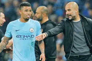 HLV Pep Guardiola vui mừng khi tiền đạo Gabriel Jesus (trái) trở lại sớm hơn dự kiến. Ảnh: Getty Images
