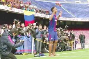 Mina ra mắt với các nghi thức tín ngưỡng.