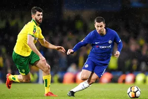 Eden Hazard (phải) nỗ lực đi bóng trước Nelson Oliveira (Norwich). Ảnh: Getty Images 