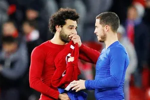 Cả Hazard (xanh) và Salah sẽ không được Real chiêu mộ vào kỳ chuyển nhượng đông này. Ảnh: Getty Images