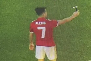 Hình ảnh Alexis Sanchez “tự sướng” trên sân Old Trafford.