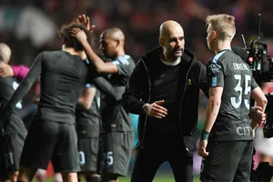 Pep Guardiola chia vui cùng cầu thủ sau chiến thắng tại Bristol City. Ảnh: Getty Images 