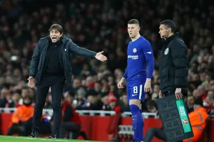 HLV Antonio Conte (trái) cho ra mắt Ross Barkley dù thừa nhận anh chưa sẵn sàng. Ảnh: Getty Images 