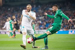 Benzema (trắng) ghi bàn, Real vẫn để thua nhục nhã. Ảnh: Getty Images.