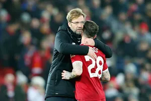 HLV Jurgen Klopp chia sẻ với các học trò. Ảnh: Getty Images 